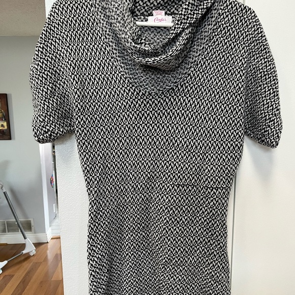 Candie's Tops - Candies black & white shirt sleeve long sweater